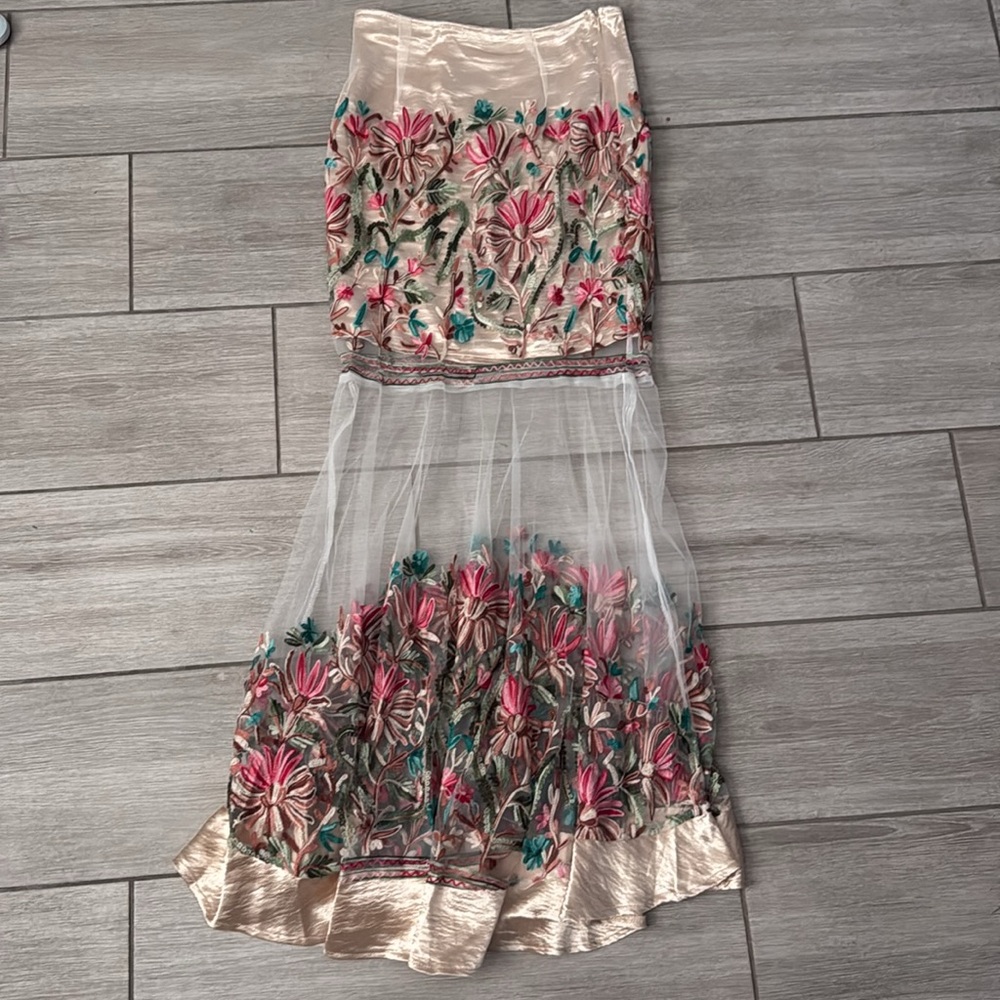 Elegant Floral Skirt Set with Sheer details Size Small - Picture 10 of 11